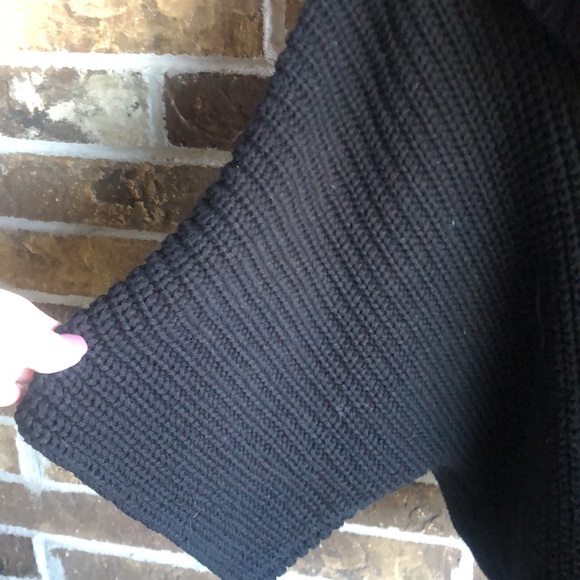 EXPRESS CHUNKY KNIT OVERSIZED CROPPED SWEATER Black - Picture 2 of 7